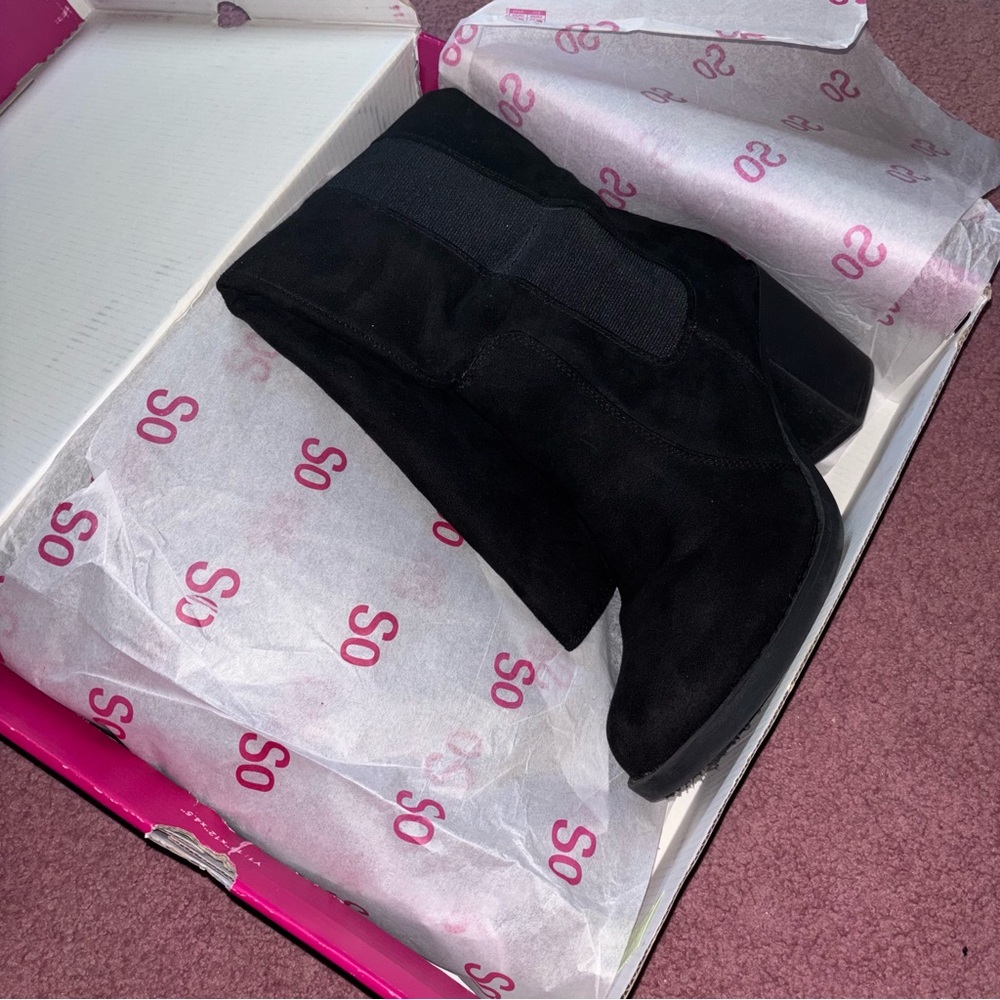 Women's Black Knee-High Block Heel Boots - Picture 2 of 16